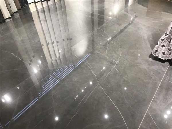 本次推荐的五个岩板品牌在战略定位、核心优势与发展路径上呈现出不同的特点