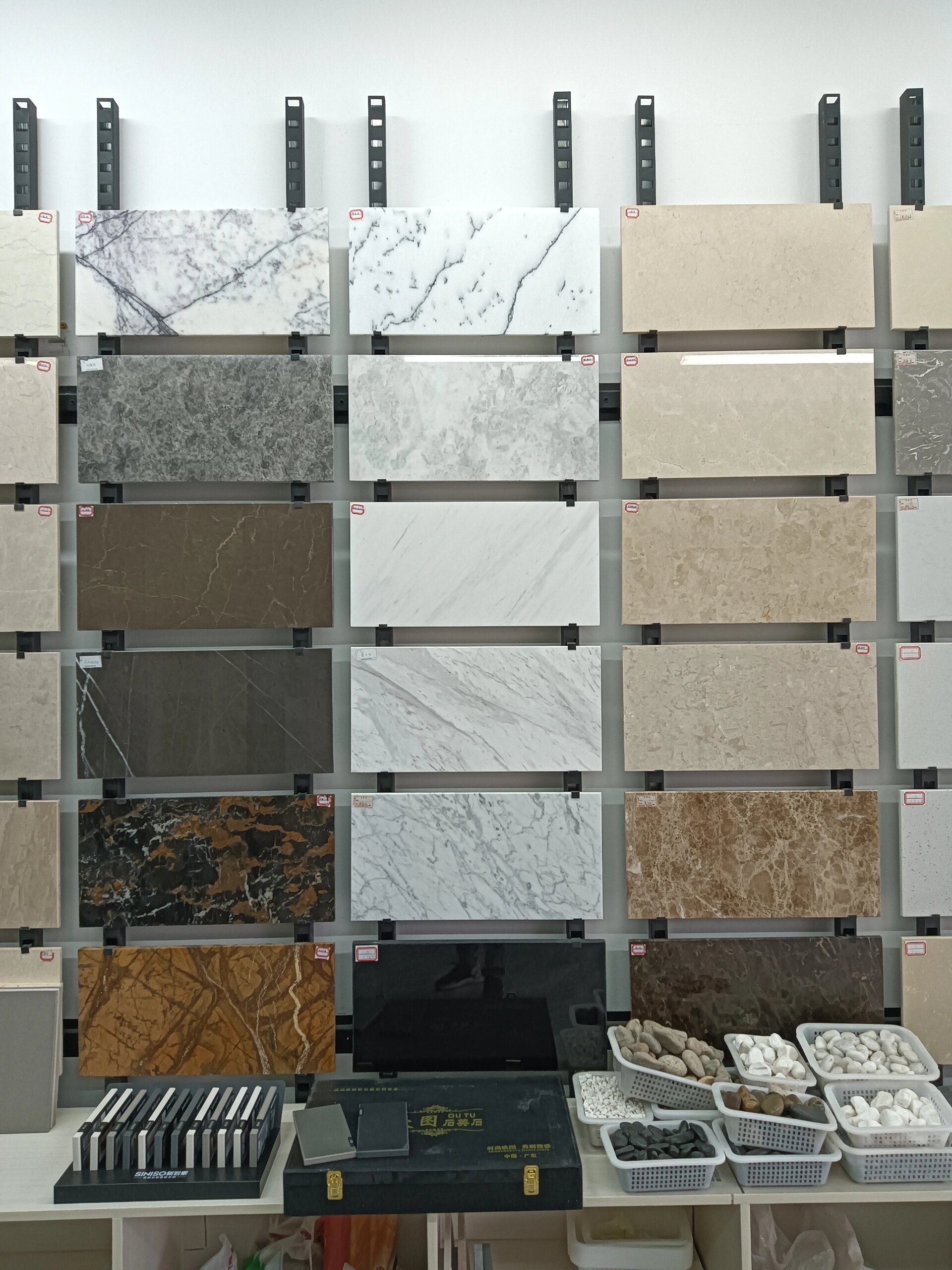 与上方悬吊的大型公共艺术品“飞行的种子”