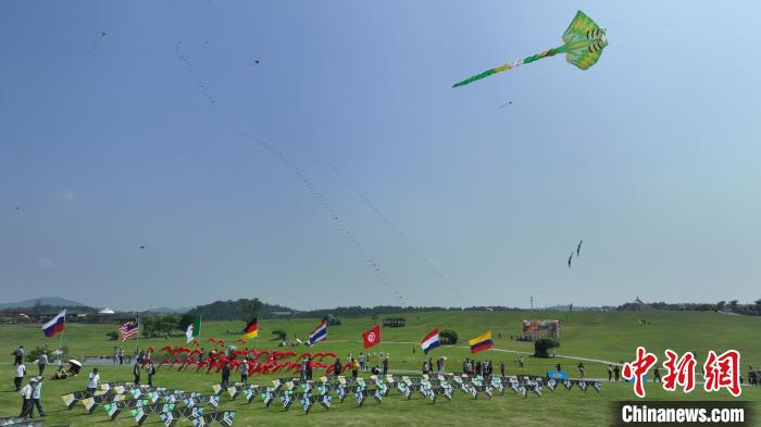 18国风筝爱好者齐聚武汉木