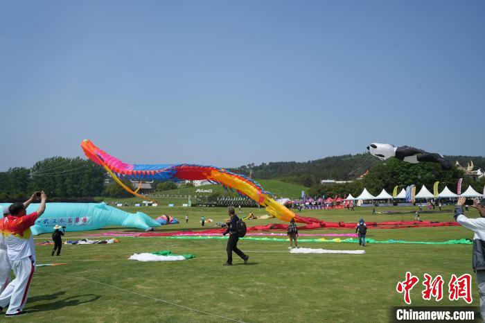 18国风筝爱好者齐聚武汉木兰草原 在“中国风筝