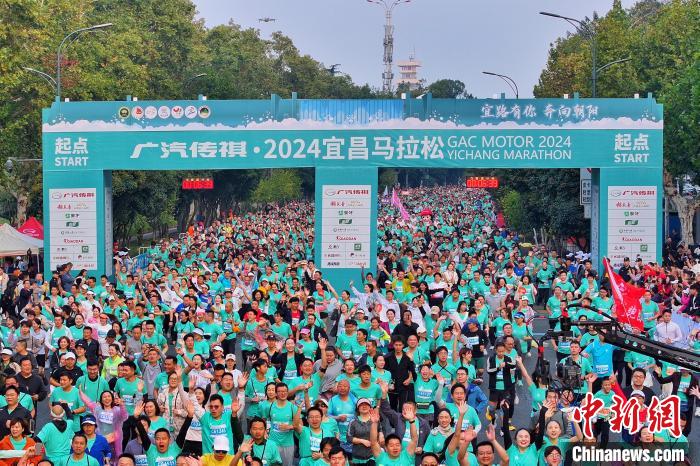 宜昌马拉松清晨鸣枪开跑