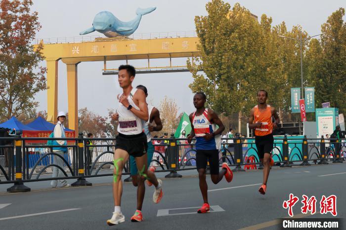 宜昌马拉松清晨鸣枪开跑 九国选手汇聚三峡门户