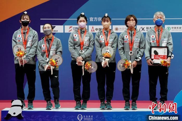 日本女团成都世乒赛戴大熊猫配饰领奖 银牌背后