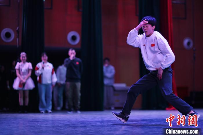 曾莹莹巴黎奥运赛场上惊艳亮相 刘清漪摘得中国