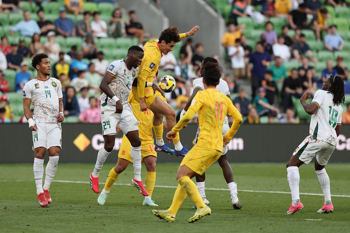 国足0比2负喀麦隆 邵佳一战术调整显成效