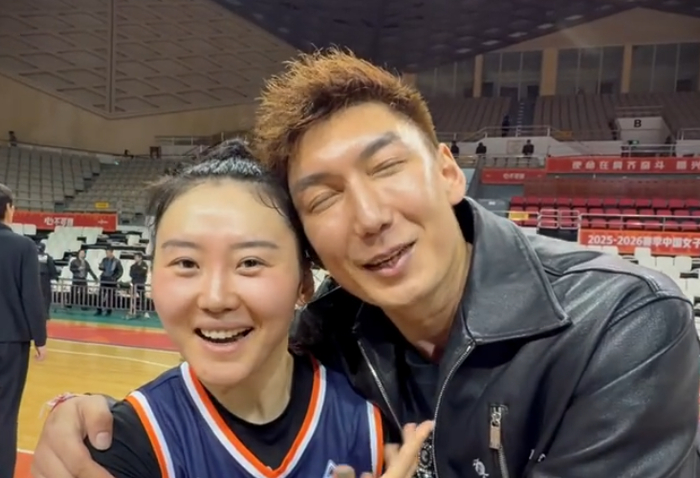 新疆女篮力克山东晋级四强 武桐桐关键表现引领