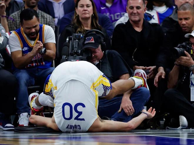 勇士球员模仿狗叫引发笑料 库里被罚技术犯规