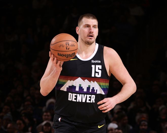 约基奇40分13助攻0失误创49年纪录，热火活塞掘金