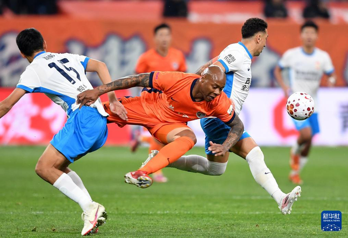 青岛海牛主场0比0逼平青岛西海岸，激战90分钟难