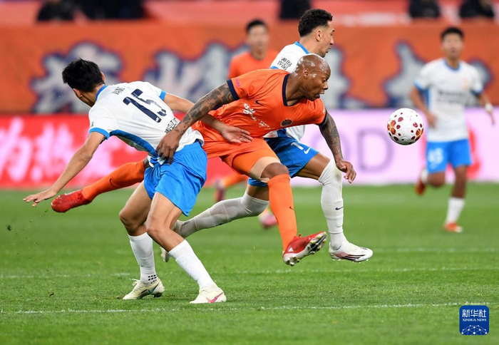 青岛海牛主场0比0逼平青岛西海岸，激战90分钟难